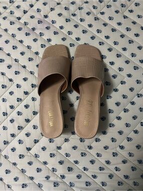 Used faux leather beige block heel mules